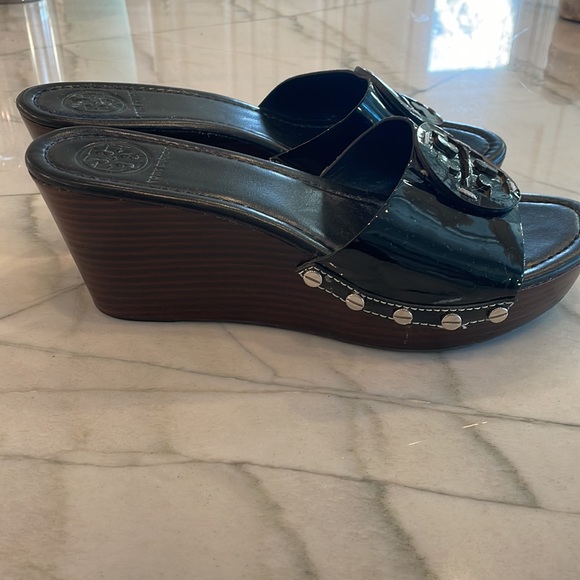 Tory Burch size 8. Worn once. Patent leather logo - Picture 2 of 4